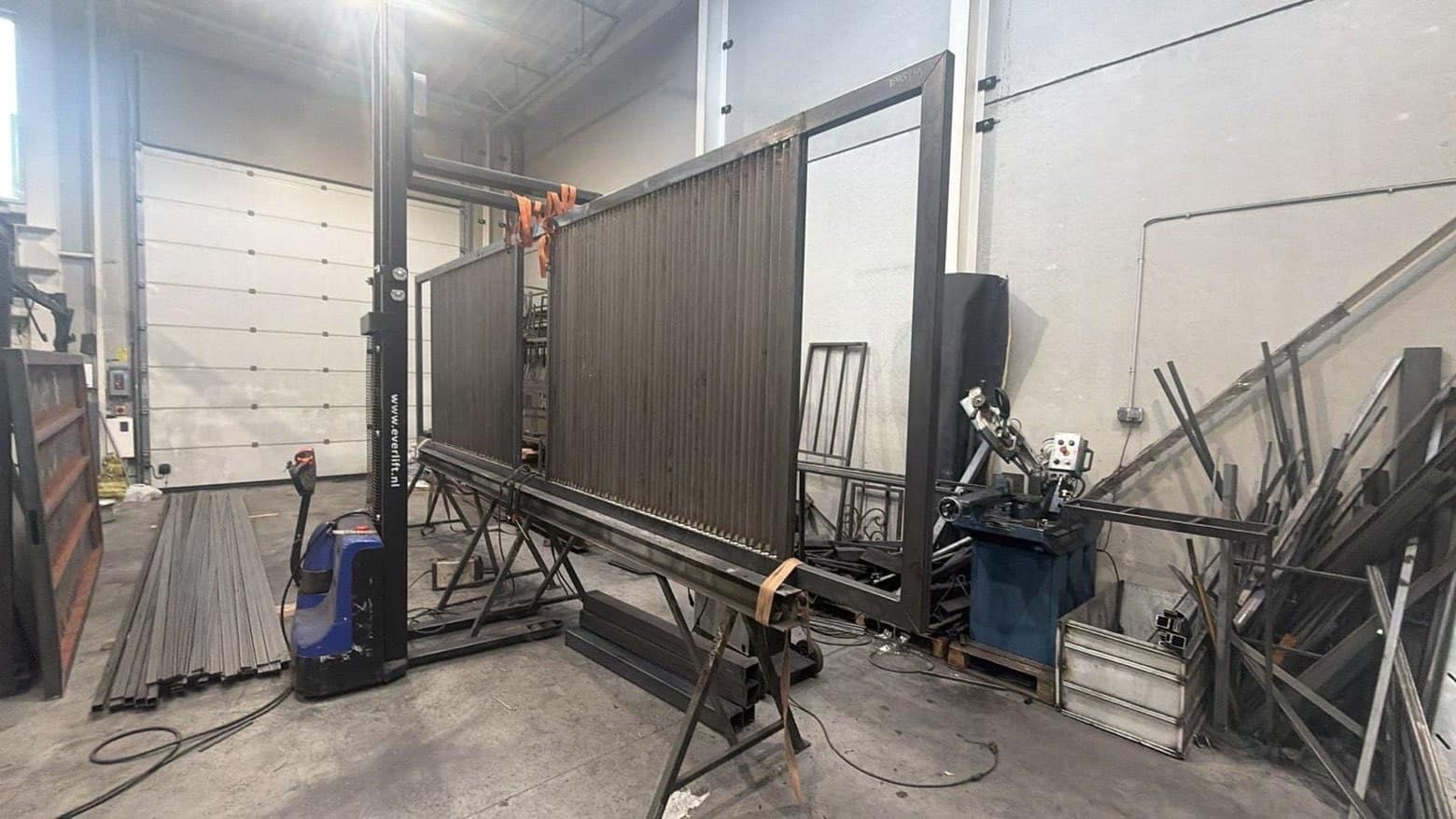 Schuifpoort met verticale lamellen in productie in het atelier, op schragen